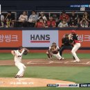 가운데 스위퍼를 넘겨버리는 아데를린 이미지
