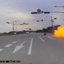 ‘앞바퀴 묘기’하다 ‘펑’…도로 위 오토바이 폭발[영상] 이미지