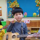 우쿨렐레 악기 연주 이미지