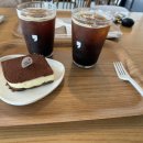 콤마커피 | [카페 콤마 송도점 방문 후기] 책과 커피, 그리고 여유가 있는 시간