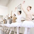 성인 발레스트레칭 이미지