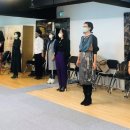 바른자세모델워킹 이미지