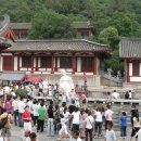 ＜서안 화청지 양귀비의 황금 팔찌와 모택동의 총＞모택동이 서안 화청지 양귀비를 찾아 손 한번 잡으려 하자 이미지