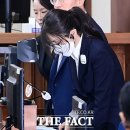 법정 출석한 김건희, 재판 중 들것에 기대 이동 이미지