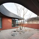 ㈜범 건축사사무소 | 유려한 지붕 곡선과 비워낸 자리에 풍경을 채워 편안하고 쾌적한 집