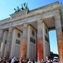 Climate activists spray Berlin's Brandenburg Gate with orange paint 이미지