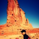 자전거 조각상 앞 이미지