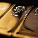 Gold slide flashes warning signs for global economy-로이터 4/19 : 최근 국제 금가격 폭락 향후 국제경제 암울한 전망 예시 이미지