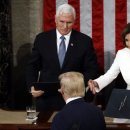 At State of the Union, Trump declines to shake hands with Pelosi by David KnowlesEditor,Yahoo News•February 5, 2020 이미지