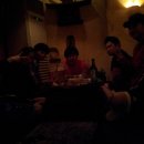 나무타는고양이 구경하는강아지 이미지