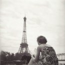 1965년 파리 센강둑에서 일광욕을 하는 젊은 여성 이미지