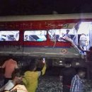 인도서 열차 충돌 참사… “최소 207명 사망, 사상자 계속 늘어날 듯” 이미지