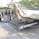 Council demolishes illegal stalls 이미지