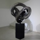 덧붙임에 의한 변주 | 서문│박민수 / 운동체의 매듭 조각 - ‘로테이셔널 시메트리’