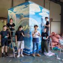 제주 해안, 건물 벽에서 수영하는 남방큰돌고래… 이니스프리 모음재단, 업사이클 아트로 공존의 메시지 전하다 이미지