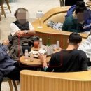 경기도의 한 카페에서 손님들이 치킨과 소주를 먹고 있는 모습을 찍은 사진이 온라인 커뮤니티에 확산해 눈살을 찌푸리게 하고 있다 이미지