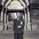 미국 프린스턴 신학교 교정 stuart hall 앞에서 책을 들고 서있는 문익환 목사 이미지