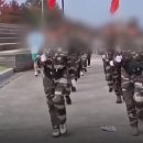 &#39;군복 차림&#39; 중국인들, 빨간 깃발 들고 한강공원 행진 이미지