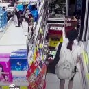신림동 화재 대피 와중 홀로 매장 물건 훔친 여자. 이미지