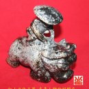 북위 42도에서 발굴된 물소와 농부상 옥기 ( A jade farmer on the water buffalo excavated on 42 degree latitude) 이미지