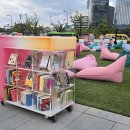 도서관 마당에서 가을 숲 캠핑 이미지