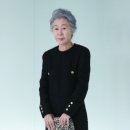 80세 윤여정 변함없는 우아함 샤넬 공방 컬렉션 포토월 등장 노년 건강과 자기 관리 한 컷