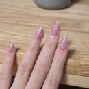 손끝에서 오는 아름다움, 칼림바 | 가을 반짝이는 로즈 핑크 글리터 네일 화려한 스틸레토 쉐입 젤네일 내돈내산 후기