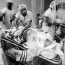 KKK단원을 살리는 흑인 의료진 이미지
