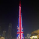 World's tallest building is lit up with image of late monarch, British flag 이미지