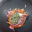 강물이 흐르는 곳 앞 간이화장실 이미지