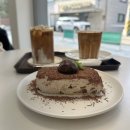 콰이어 커피 | 남부터미널 카페 콰이어커피 라떼와 밤티라미수가 맛있는 깔끔한 분위기의 카페