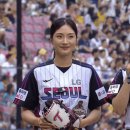 오늘자 야구여왕2 출연자 송아 시구, 박하얀 시타.gif 이미지