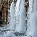 인공폭포 앞 이미지