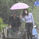 폐지 노인 비 막아준 ‘우산 천사’…“기독교 신앙, 해야할 일” 이미지