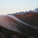 중국,황룡산,설묘정구채구( 약 4200M 구름이 산등선을 타고 넘어오네요) 이미지