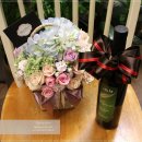 [파주꽃배달]기념일꽃바구니로 추천드리는 로맨틱스타일의 부담없는 가격의 와인과 꽃바구니 이미지