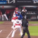 [KBO] 심판: 쓰리피트 아웃은 맞지만 송구가 애초에 빗나가서 세잎이다.gif 이미지