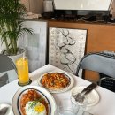 강남 신사 가로수길 감성카페 투헌드레드 | 라구 소스...베이컨 김치 필라프,오렌지 에이드 내돈내산 후기