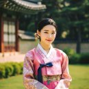 잔디 위의 분홍 저고리 이미지