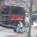 캐나다의 진공낙엽수거(vacuum leaf pickup) 이미지