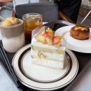 어바웃더씨 | 강남역 카페 썸띵어바웃커피｜복숭아 생크림 케이크, 호지 슈 밀크티 후기