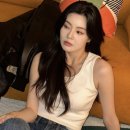 네추럴하고 여성스러운 헤어스타일링 이미지