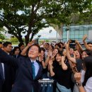 李대통령 “회장님께 인사드려, 월급 올려달라고” 이재용 가리키며 삼성 직원에 농담 이미지