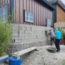 주택 담장 앞 이미지