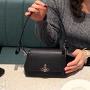 햄스터숄더 | 생일선물✨ 비비안웨스트우드 헤이즐 스몰 숄더백 후기 (46020001W S0021 N401, 블랙 사피아노 레더)