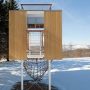 나무위의 집(놀이터) Playhouse on stilts by Sharon Davis features a slide, a climbing frame and a lookout point 이미지