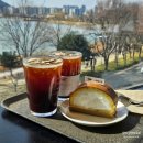 폴바셋대구수성못점 | 카페] 호수 뷰에 취하고 맛에 반하는 '폴 바셋' 대구 수성못점_아이스 아메리카노 &amp; 우유크림 롤...