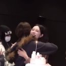 아일릿 축하해주는 르세라핌 이미지