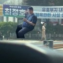 파랑당구장 | 물든 창문 틈새 스며든 빛
