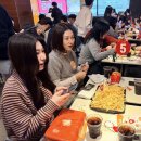 Why young Koreans eat french fries together 왜 한국 젊은이들은 낯선 사람들과 감자튀김을 먹을까? 이미지
